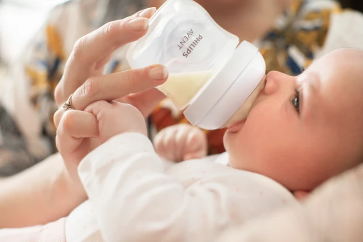 avent-smoczek-na-butelke-natural-response-0m-4.webp